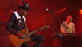 Карлос Сантана представляет блюз в Монтре / Carlos Santana Presents Blues at Montreux (2004) (Blu-ray)