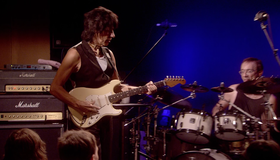 Джефф Бек: концерт в джаз-клубе Ронни Скотта / Jeff Beck: Live at Ronnie Scott's (2007) (Blu-ray)