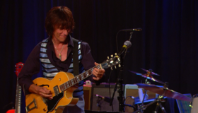 Джефф Бек: концерт памяти Леса Пола в джаз-клубе Иридиум / Jeff Beck Rock & Roll Party: Honoring Les Paul (Blu-ray)